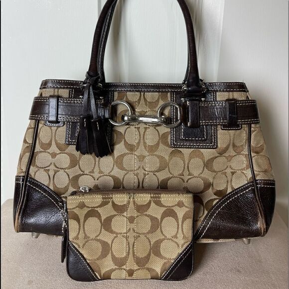 COACH wristlet - Picture 5 of 11